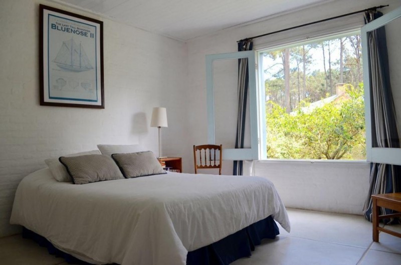 Chalet en alquiler de líneas clásicas en el barrio privado Laguna Blanca, La Barra.